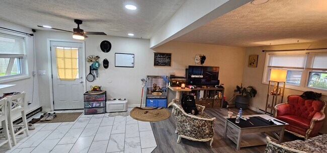 Photo - 128 Triphammer Ter Unidad #A