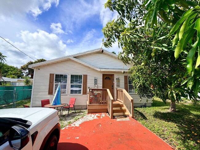 Building Photo - "Charming 1-Bedroom for Rent, Oasis in Vibrant West Palm Beach – Your Ideal Urban Retreat!" Unit Room 3