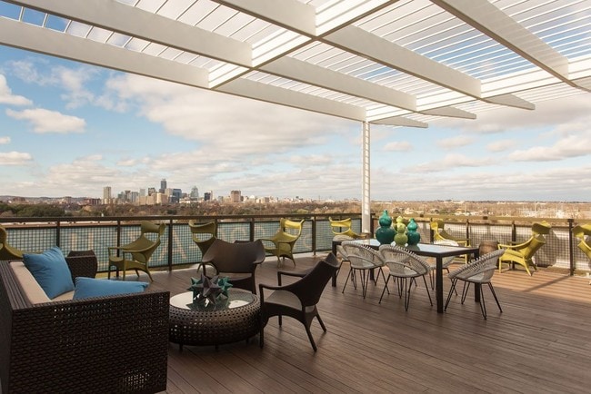 Azul Lakeshore apartments — community photo
