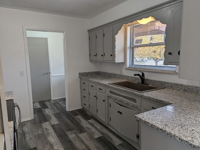 Photo - 1916 Graham Ave