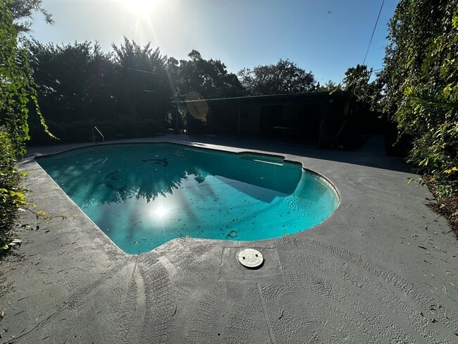 3557 Arbutus Ln