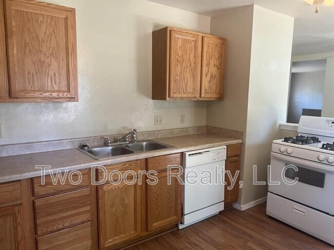 Photo - 405 Armstrong St