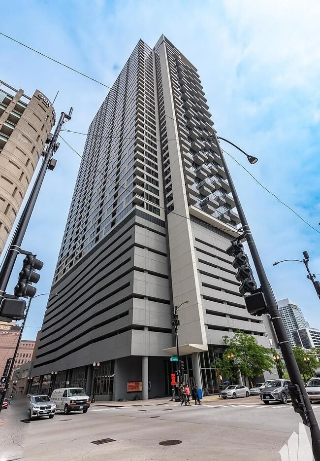Building Photo - 235 W Van Buren St Unit 2113