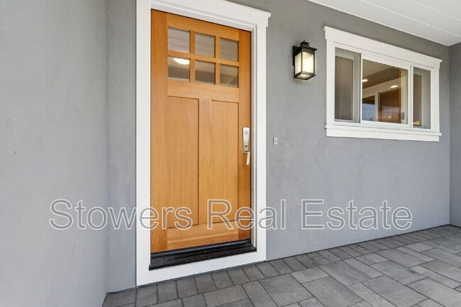 Photo - 1099 Larch Ave