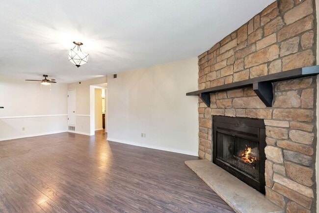 Photo - 1BR Condo • Fireplace • Balcony in Aurora