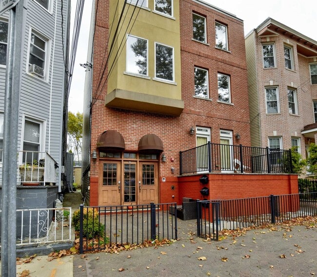 Building Photo - 38 Court House Pl