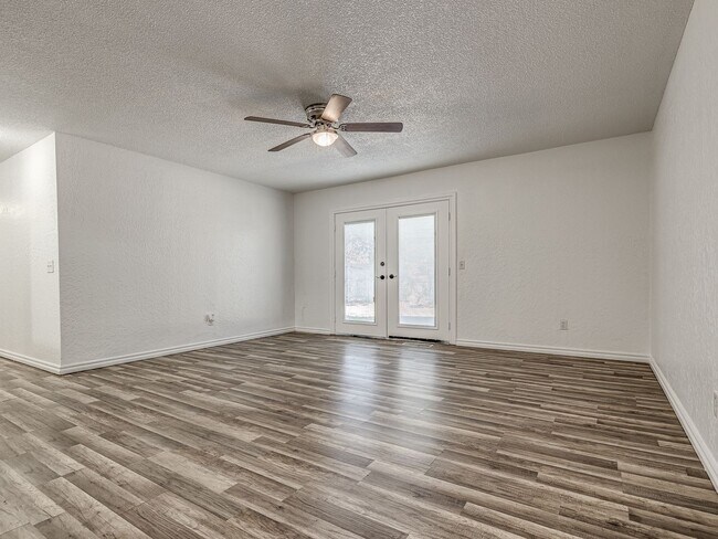 Photo - Home for rent in Yukon Schools + 3 bedrooms