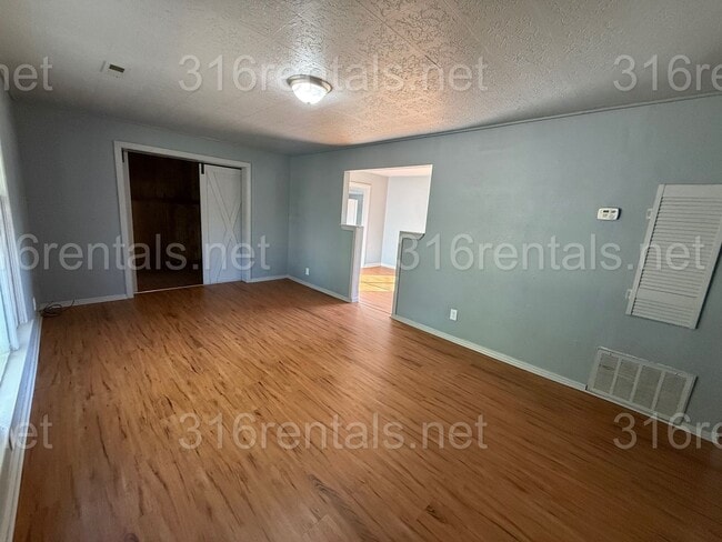 Photo - $1145 - 3 bedroom / 1 bathroom - Single Fa...