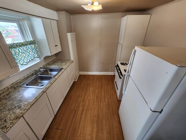 Photo - 204 E 2nd