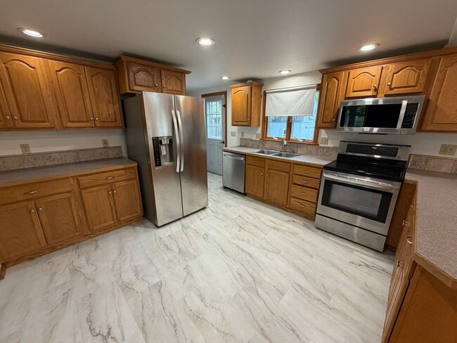 Photo - Beautiful 4 Bed / 2 Bath, Single Family Home. Close to Downtown Northampton!