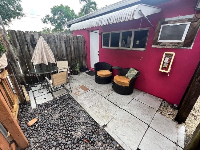 Building Photo - 1337 NE 3rd Ave Unit 2 Rental