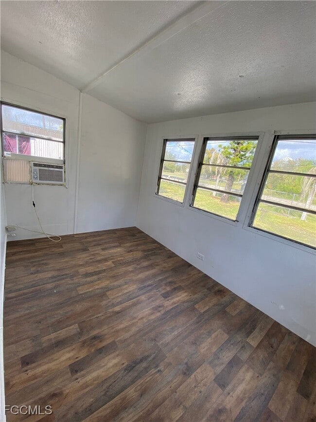 Photo - 4900 Tice St