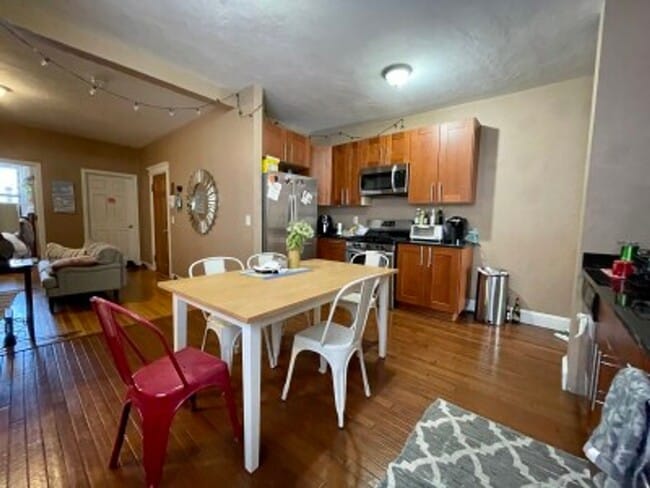 Building Photo - Spacious 5 Bed/2 Bath Close To The B Line!