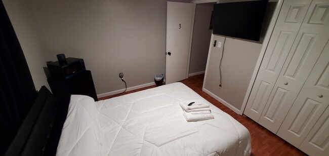 Queen Bed, 45" Smart Tv, Mini Fridge Dresser & Black Out Curtains - 2665 Bay Leaf Dr