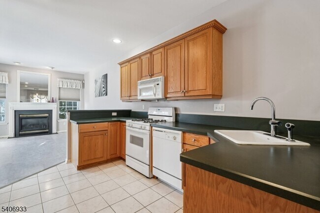 Photo - 163 Gladstone Dr