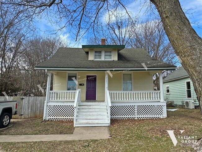 Building Photo - Charming 3-Bedroom, 1-Bathroom Craftsman B... Rental