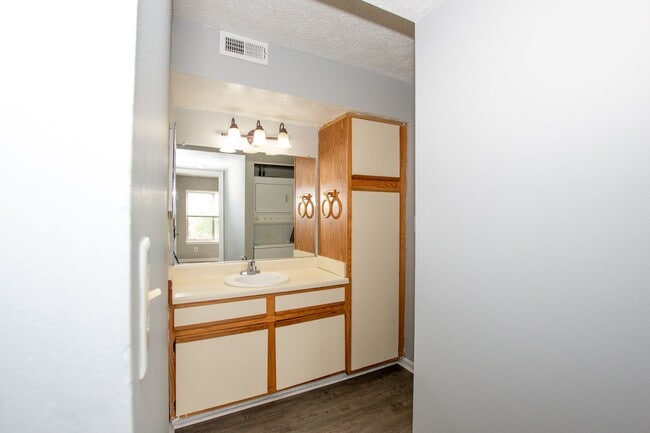 Photo - Awesome 1BR Condo w Amenities, Hampton