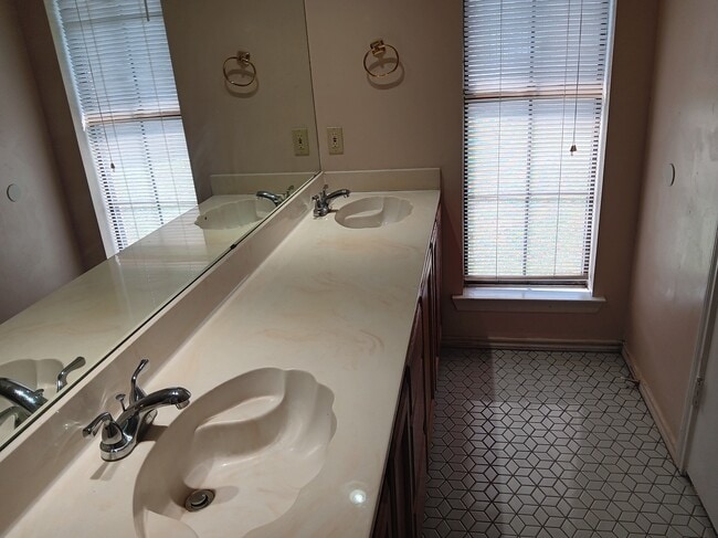 Photo - 807 Timberline Ct