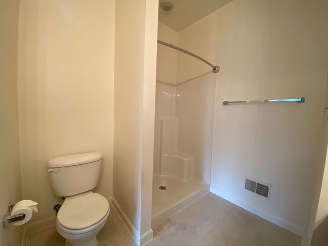 Building Photo - 3 bedroom, 2.5 bath spacious townhome