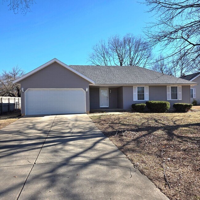 Building Photo - Great 3 bed 1.5 bath house in South Springfield