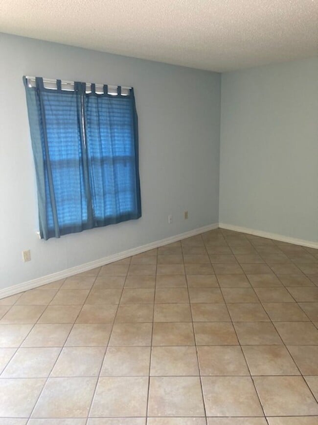 Photo - Spacious 1 Bedroom Unit Penthouse Gardens- 1550 East 2nd Street