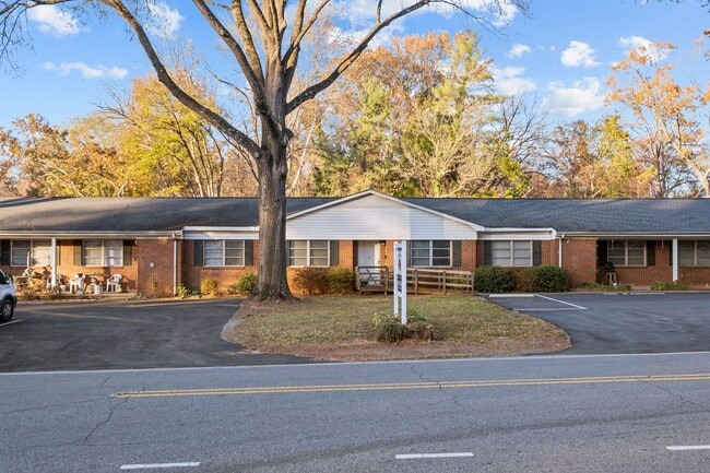 Photo - SH302-Chamberlain Oaks Apartments (CHO)