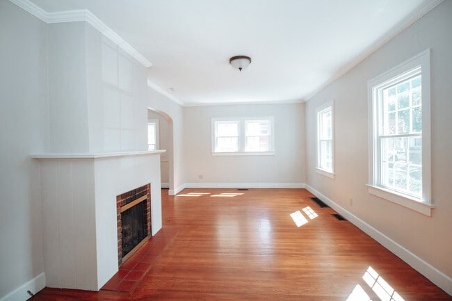 Photo - 3744 Bowen Rd