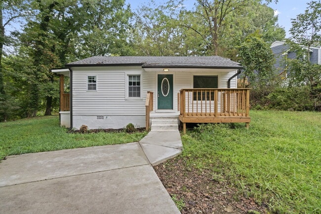 Building Photo - Charming 2-bed 1-bath home minutes from shopping, APSU, and dining.