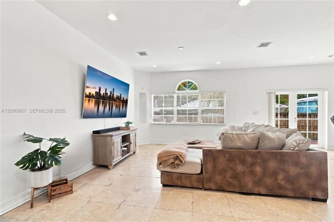 Photo - 913 SW 8th St