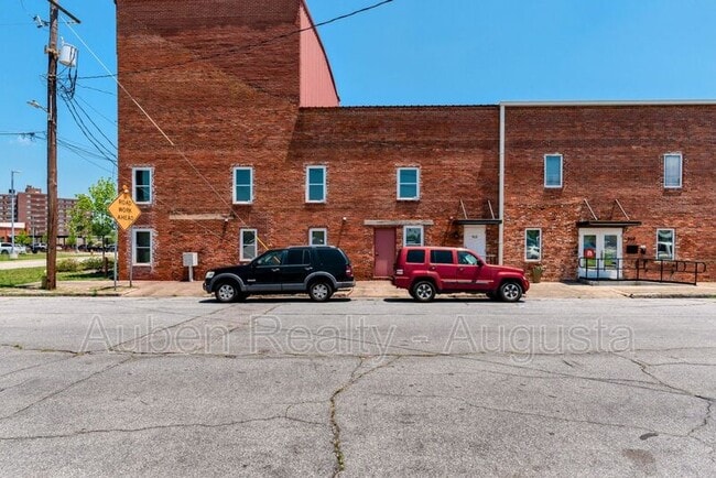 Photo - 913 Walker St