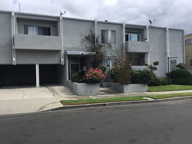 1632 Barry Ave