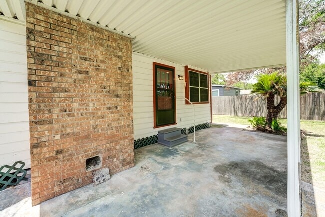 Photo - 305 Yaupon St