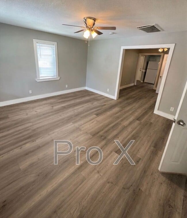 Photo - 1105 W 2nd St