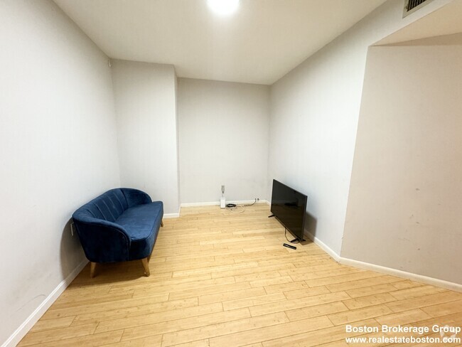 Building Photo - 1578 Tremont St Unit 4 Rental