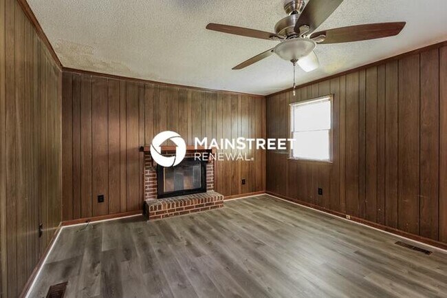 Photo - 3 Bedroom Pet-Friendly Home in Jamestown, NC with Main Street Renewal