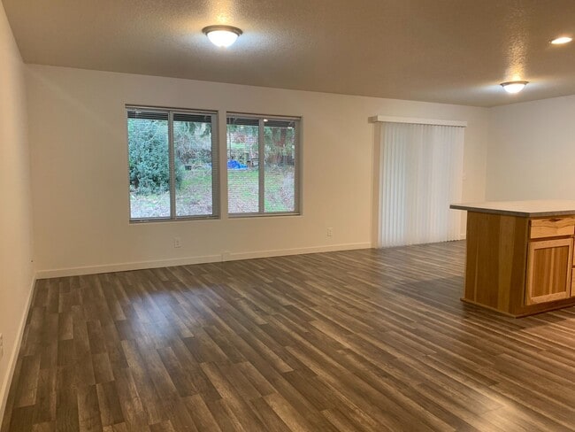 Photo - Newer 3 bed 2 bath Home in Kalama! Laminate all throughout main! Stainless Steel Appliances!