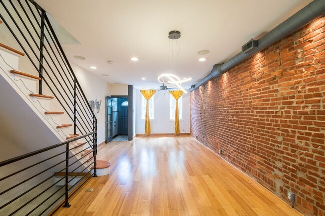 Building Photo - Wonderful East Passyunk Three Bedroom Home