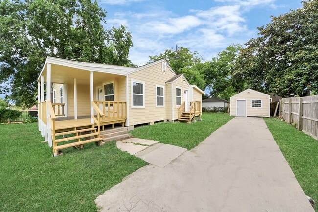 Building Photo - 608 Thomas Ave Rental