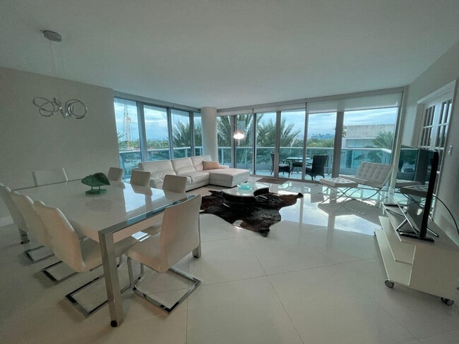 Building Photo - 9401 Collins Ave Unit 402