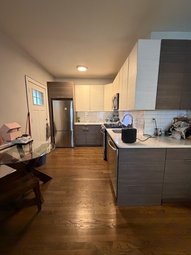 Photo - 631 W Roscoe St