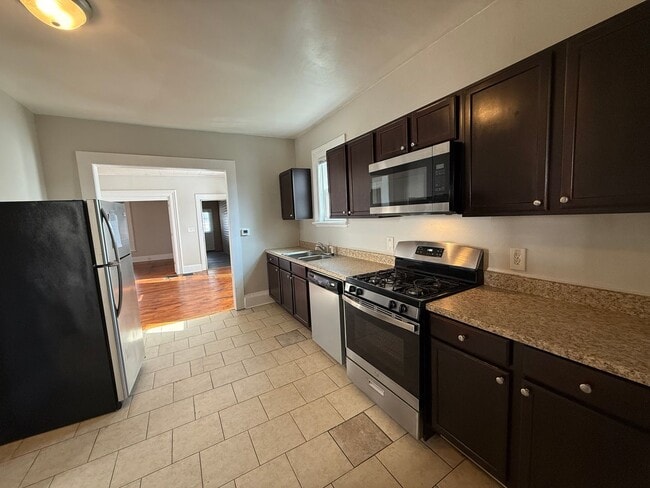 Building Photo - 4 Bedroom, 1.5 Bath Home – Swan Neighborho...