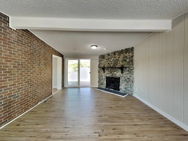 Photo - 1144 W 6th Ave