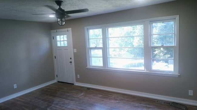 sala de estar de concepto abierto - 2626 Vucrest Ave