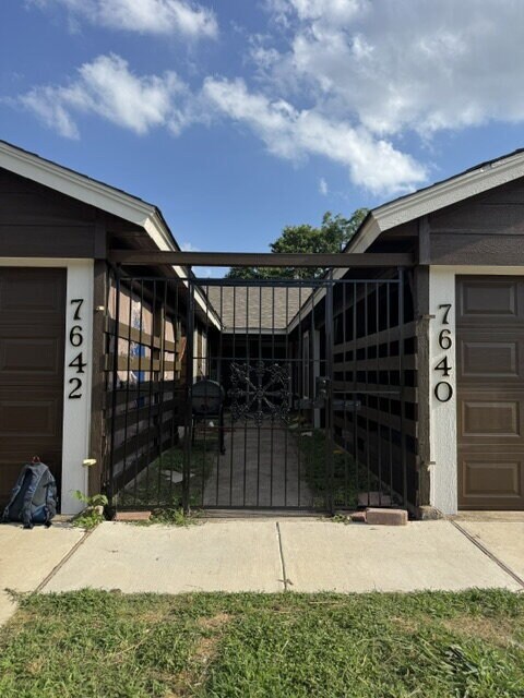 Pre-leasing 2/2/2 Duplex in the heart of Fort Worth!