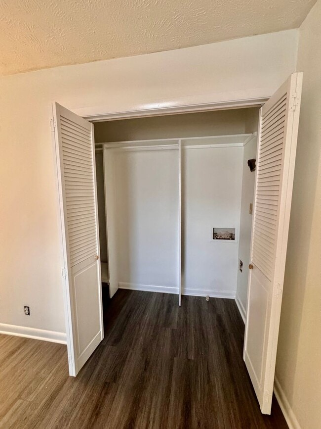 Photo - 5144-5158 Linbar Drive Unidad 5156 Linbar Dr.