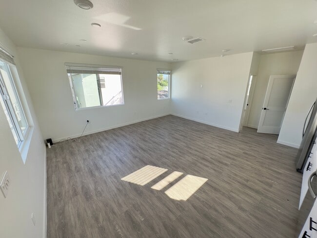 Photo - 4013-4021 Logan Ave