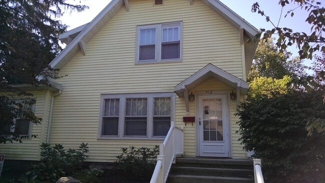 Building Photo - 3 Bedroom, 1.5 bath Home: Available July 2...