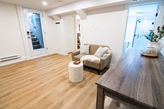 Photo - 142 Young St Unité C