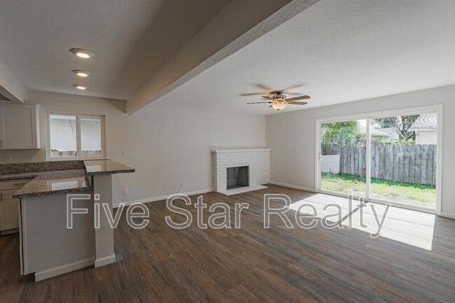 Photo - 1734 Harris St