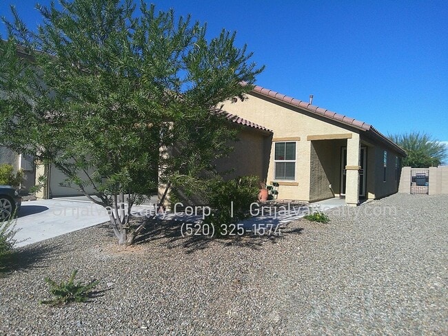 Building Photo - Lovely 3 Bedroom, 2 Bath Home with Den in Southeast Tucson (Irvington/Camino Seco)